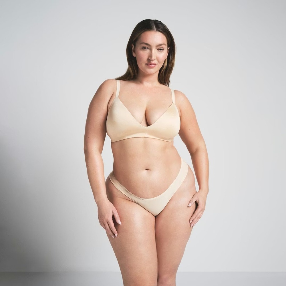 Skims Women's Wireless Form T-Shirt Bra Seamless Plunge Second Skin Fit Sand NWT